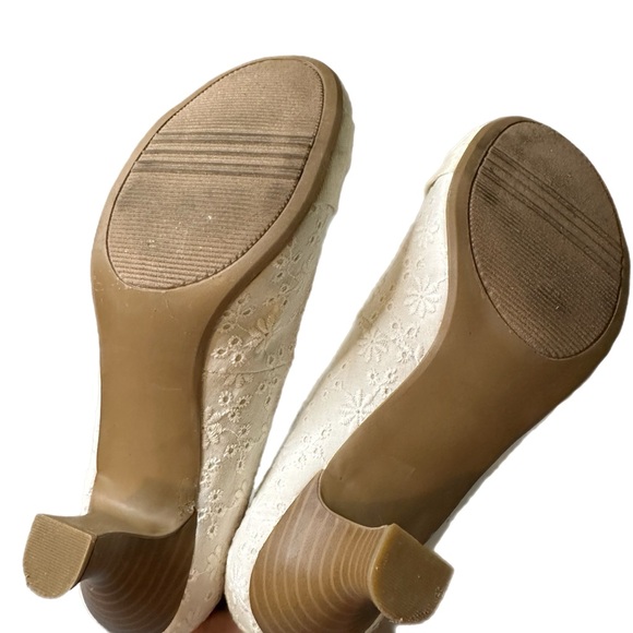 SO Kohl's white heels with flower design and bow, 8M - Picture 4 of 5